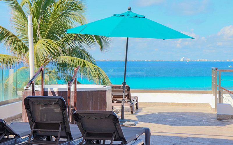 Hamacas frente a la piscina infinita y la piscina de hidromasaje con vistas al mar Caribe