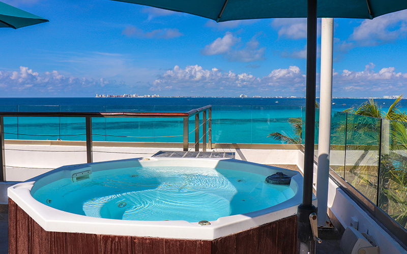 Imagen de la piscina infinita ubicada en el parque Garrafón con vistas al mar caribe