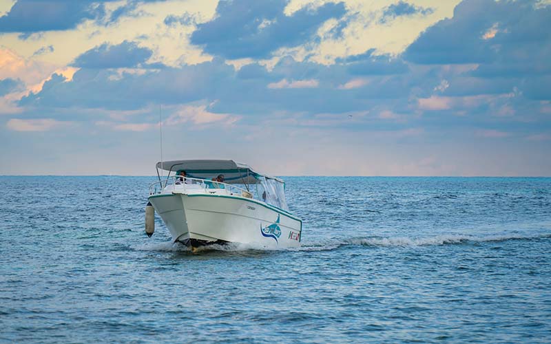 barco navengando por las aguas del mar caribe