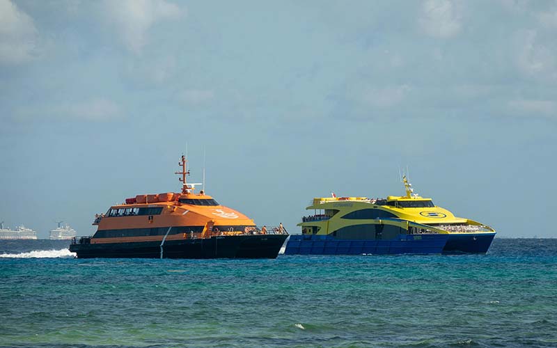 ferry de la compñía ultramar junto a otro ferry en medio del mar