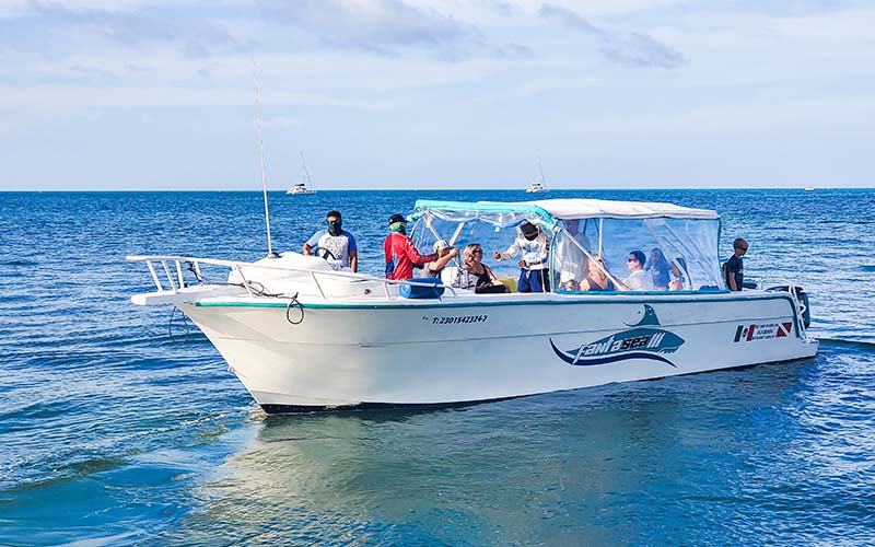 embarcanción de ferry navegando por las aguas del mar caribe