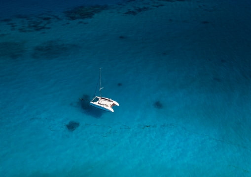 Catamaran navegando por las aguas cristalinas de Isla Mujeres